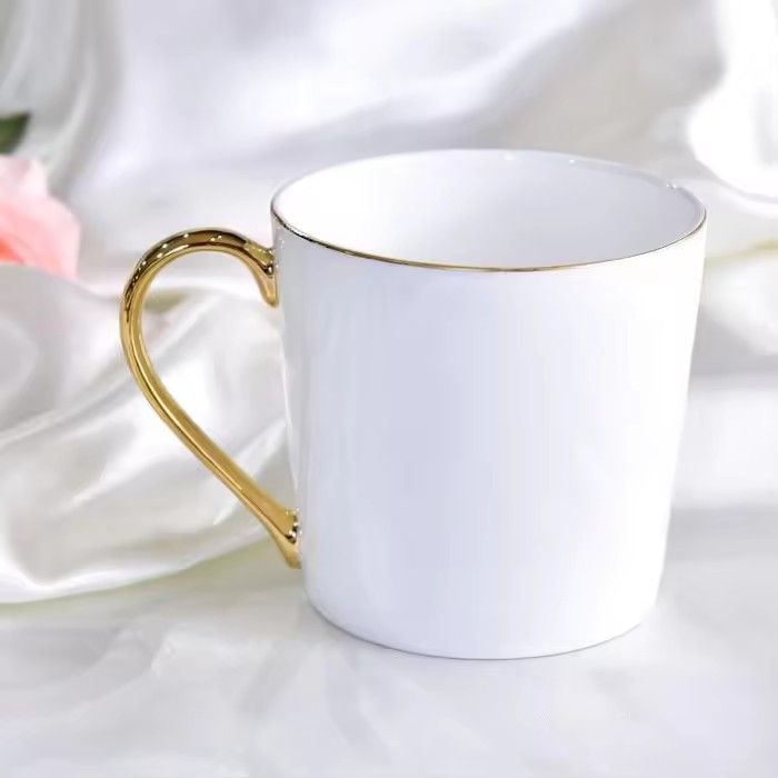 Wholesale gold handle ceramic mug white bone china christmas mug with logo