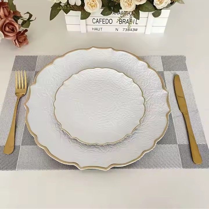 13-Inch White Plastic Charger Plate With Gold Rim Scallop Shape Design for Banquets Weddings Round PP Dinner Dishes