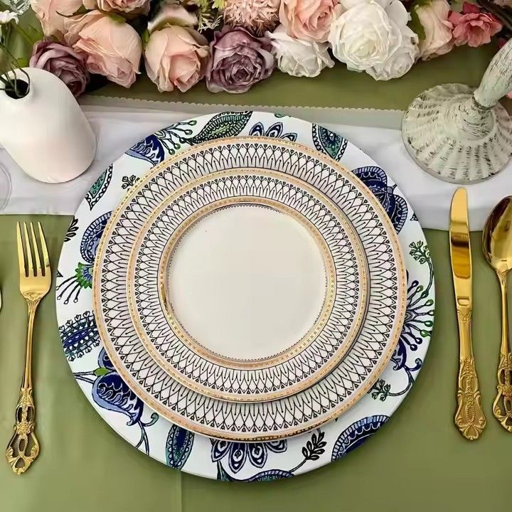 Hot Selling 13 Inch Plastic Blue-and-white Decal Serve Charge Plates Reusable Dinner Plastic Plates for Wedding Party Supplies