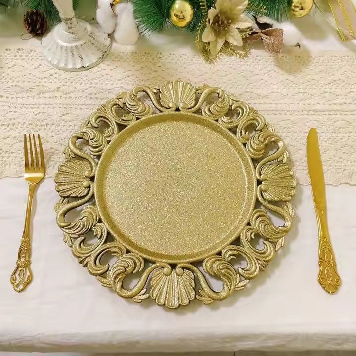 Wholesale European Style 13 Inch Round Wedding Party Table Decoration Gold Flower Pattern Plastic Charger Plates