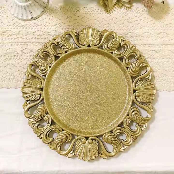 Wholesale European Style 13 Inch Round Wedding Party Table Decoration Gold Flower Pattern Plastic Charger Plates