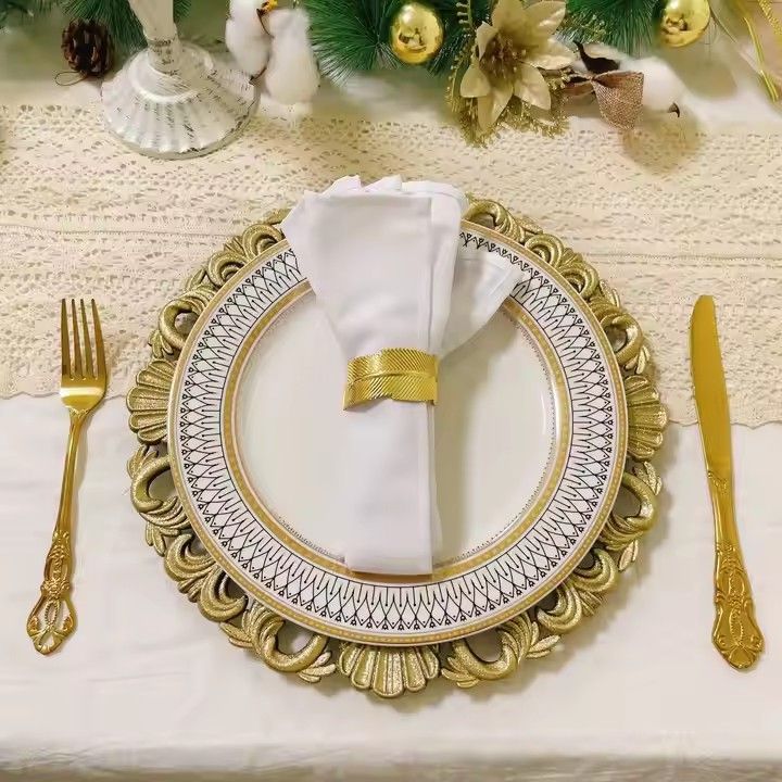 Wholesale European Style 13 Inch Round Wedding Party Table Decoration Gold Flower Pattern Plastic Charger Plates