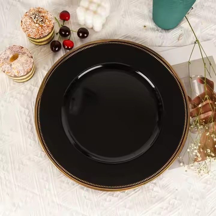 New European Style 13 Inch Round Wedding Party Table Decoration Gold Rim Black Plastic Charger Plates