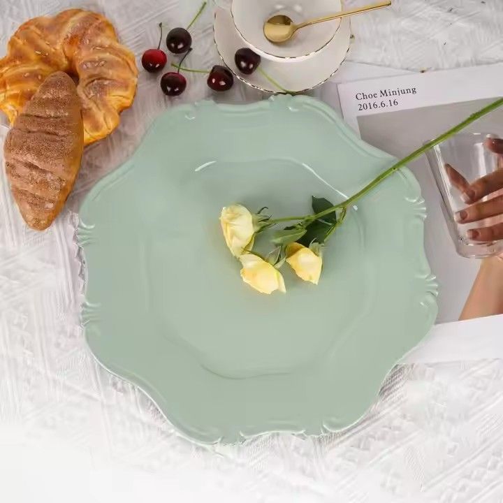 Wholesale 13 Inch Round Light Green Plate Wedding Party Banquet Decorative Plastic Charger Plate for Dinner Reception