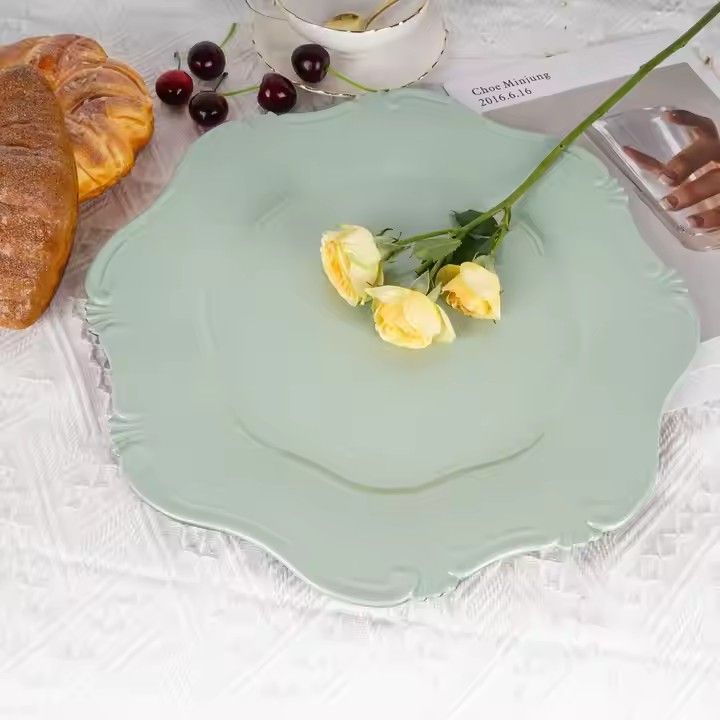 Wholesale 13 Inch Round Light Green Plate Wedding Party Banquet Decorative Plastic Charger Plate for Dinner Reception